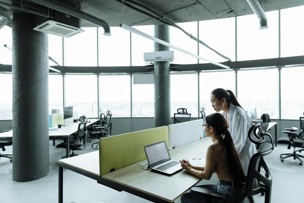 What are the key considerations for setting up a successful e-commerce platform in the UK?